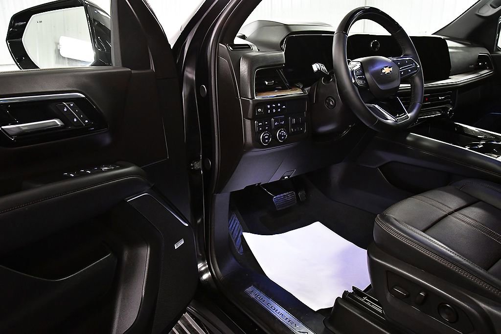 Used 2025 Chevrolet Tahoe High Country AWD/4WD image 15