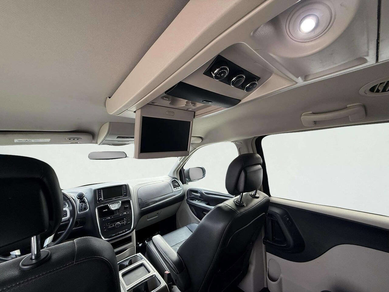 Used 2016 Chrysler Town & Country Touring image 21