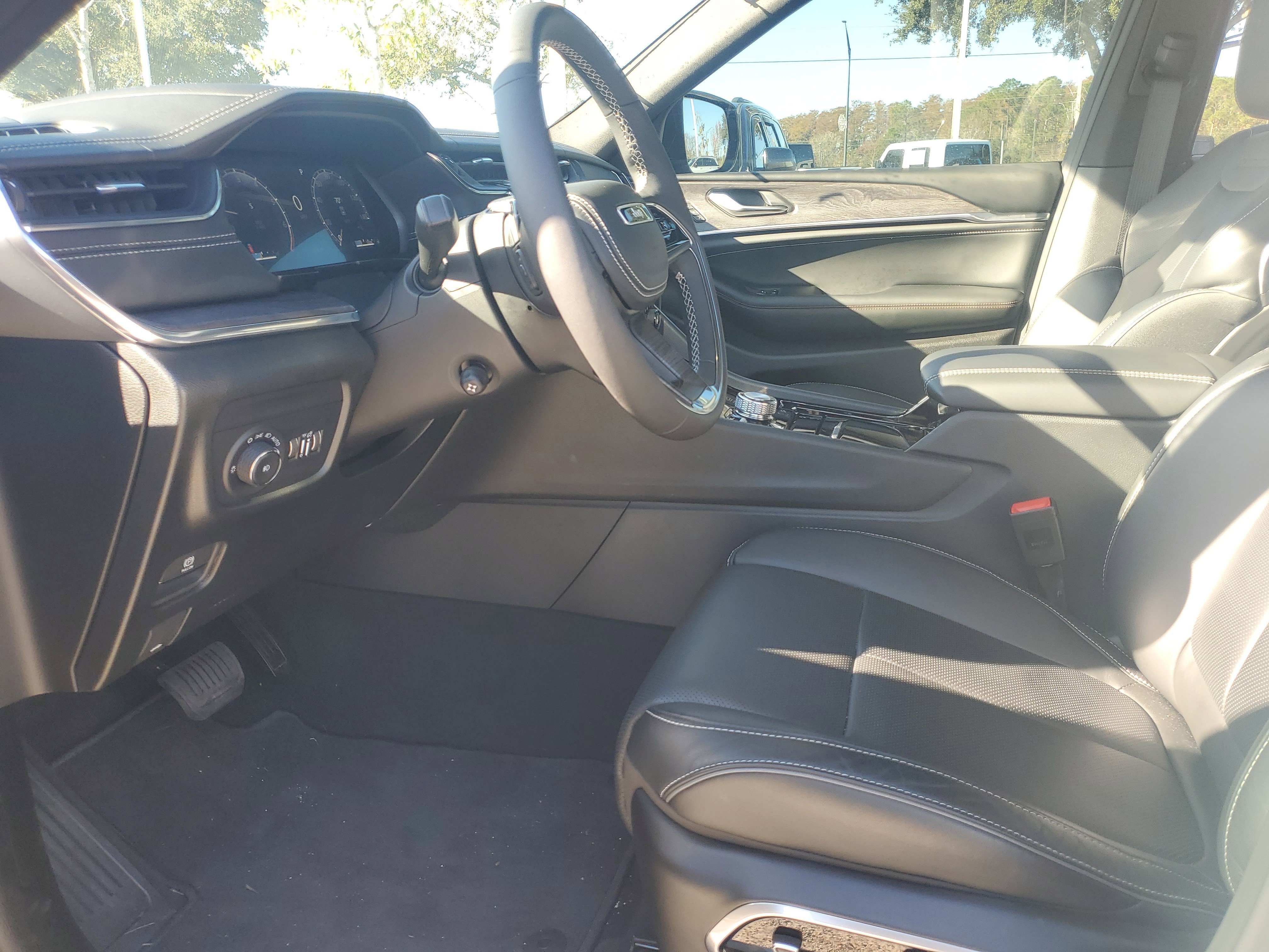 Used 2025 Jeep Grand Cherokee L Overland w/ Luxury Tech Group IV image 15