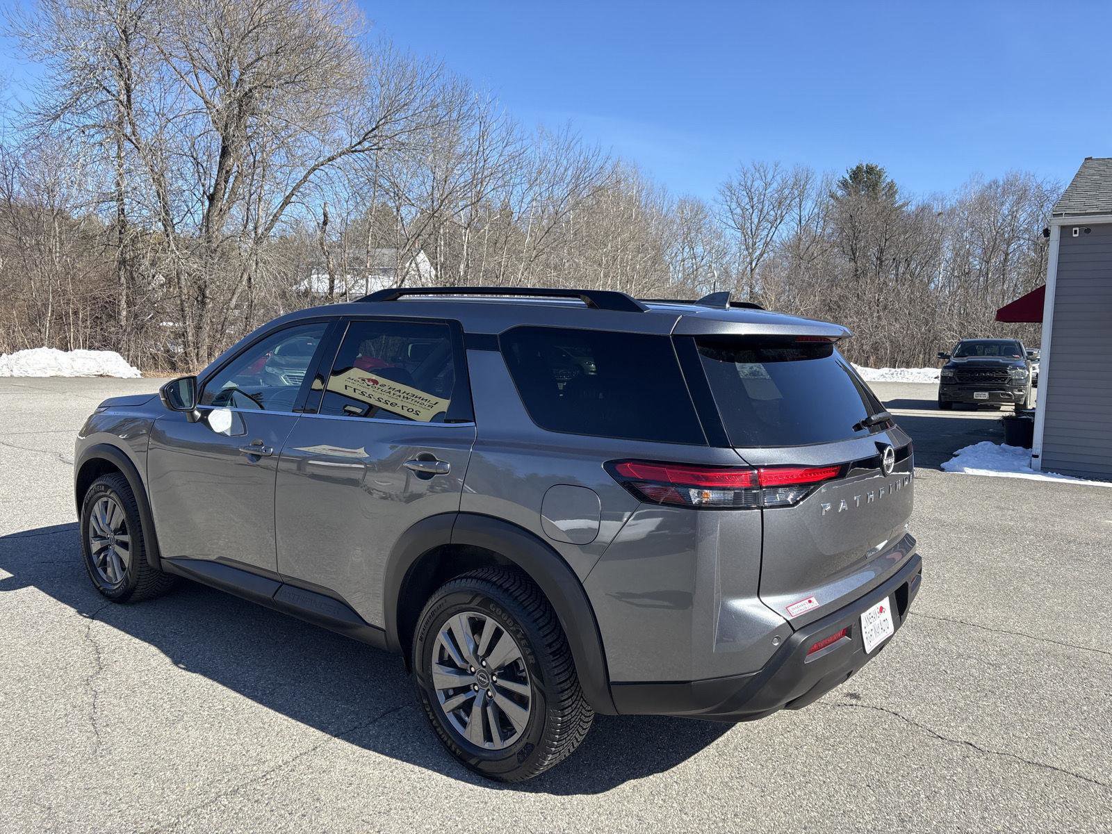 Used 2025 Nissan Pathfinder SV image 9