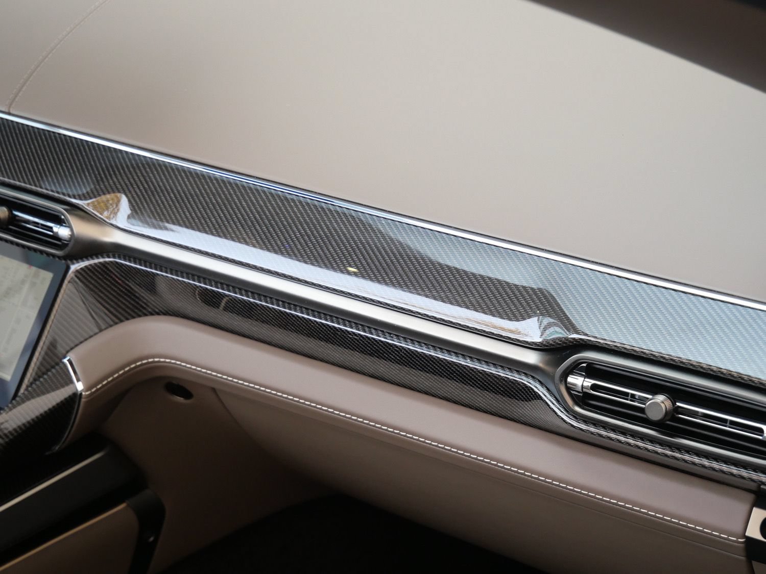 New 2026 Aston Martin Vanquish Convertible RWD image 30