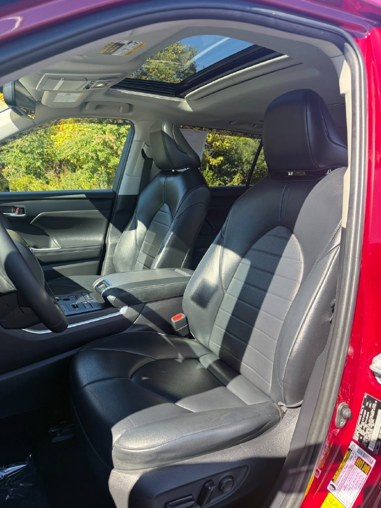 Used 2022 Toyota Highlander XLE AWD/4WD image 27