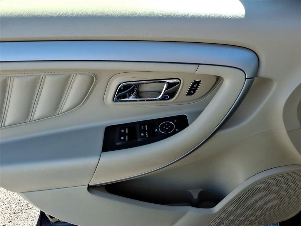 Used 2017 Ford Taurus SE image 14