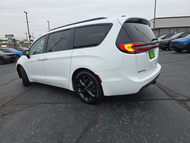 Used 2025 Chrysler Pacifica Limited w/ Trailer Tow Group FWD image 4