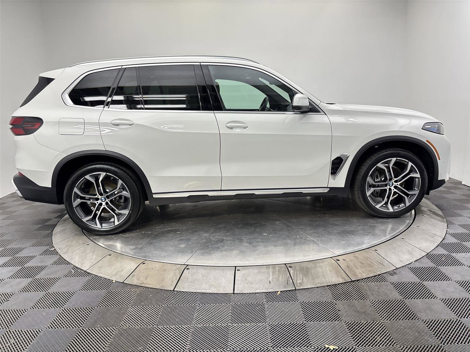 New 2026 BMW X5 xDrive40i w/ Climate Comfort Package AWD/4WD image 17