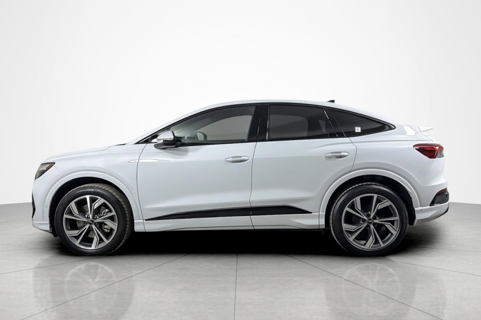 Used 2023 Audi Q4 e-tron Premium Plus w/ Premium Plus image 2