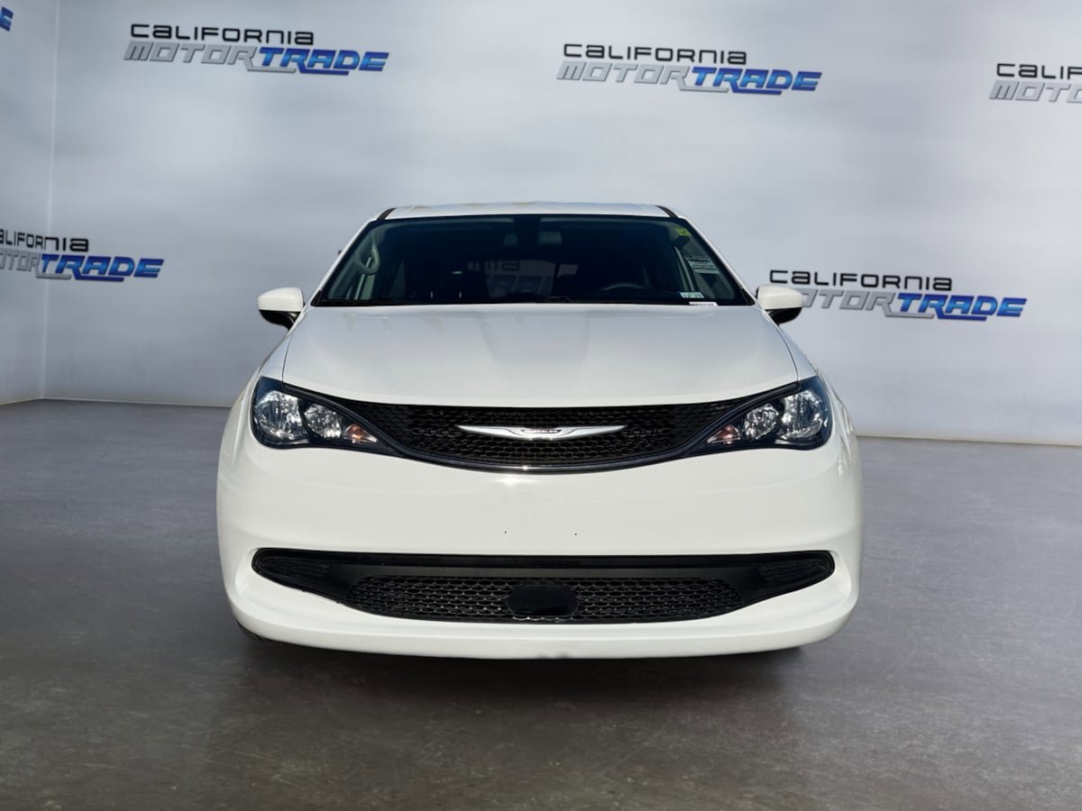 Used 2021 Chrysler Voyager LX image 2