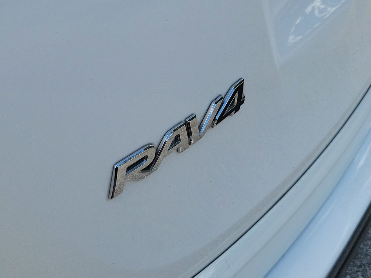 Used 2018 Toyota RAV4 LE FWD image 6