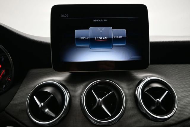 Used 2020 Mercedes-Benz GLA 250 4MATIC w/ Premium Package image 20