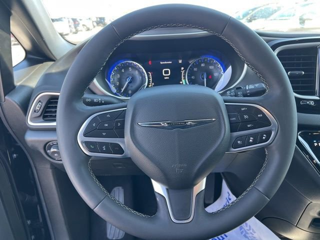 Used 2025 Chrysler Pacifica Select image 13