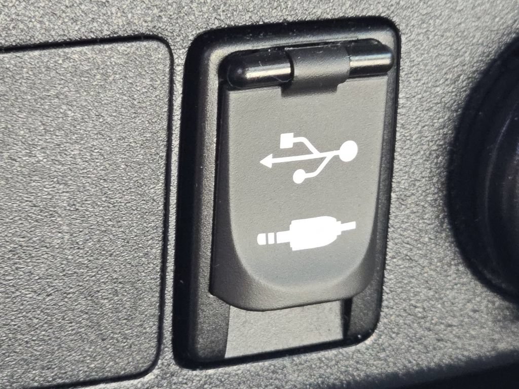Used 2018 Toyota RAV4 XLE FWD image 4