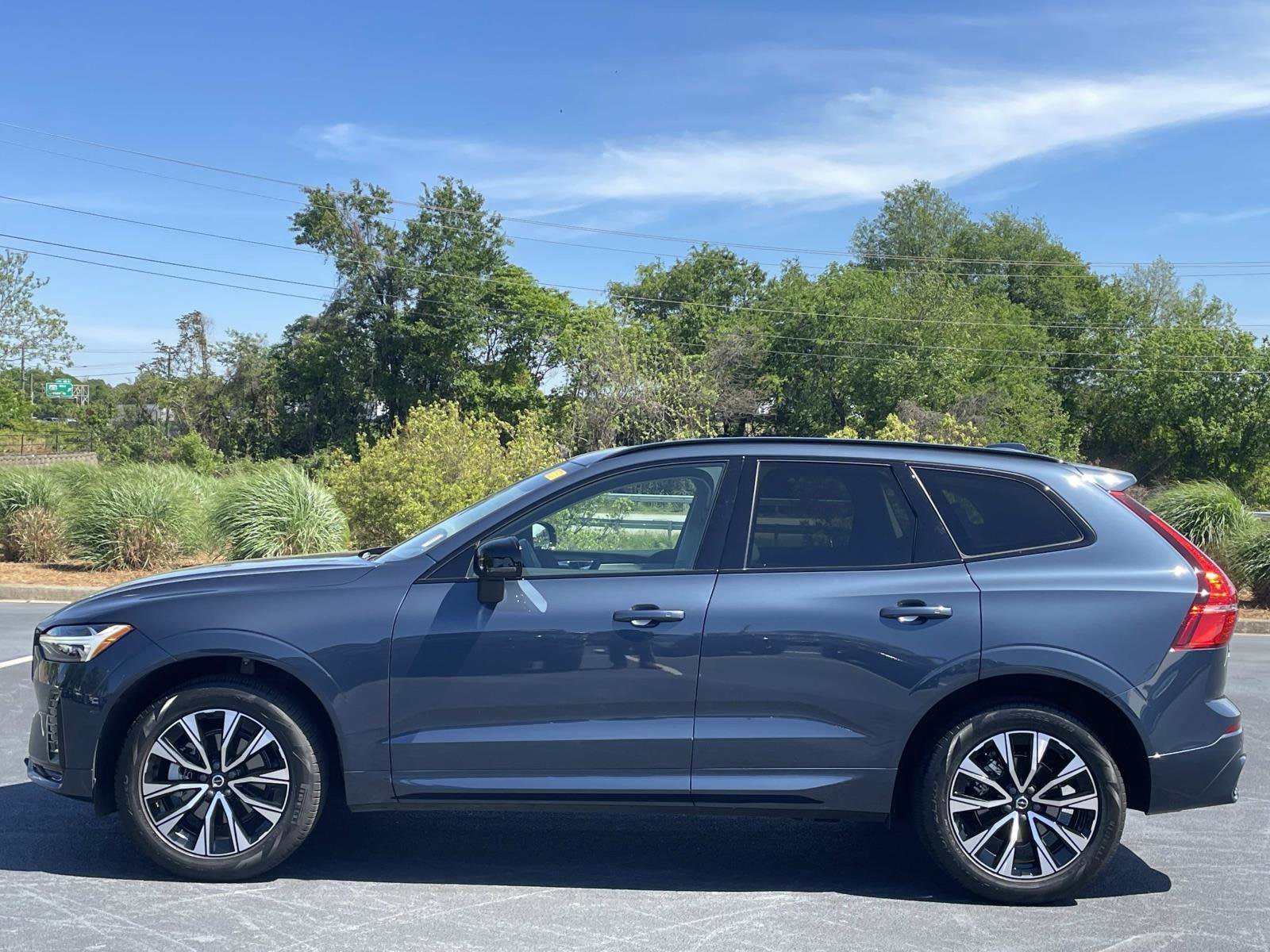 Used 2024 Volvo XC60 B5 Core w/ Protection Package Premier AWD/4WD image 4