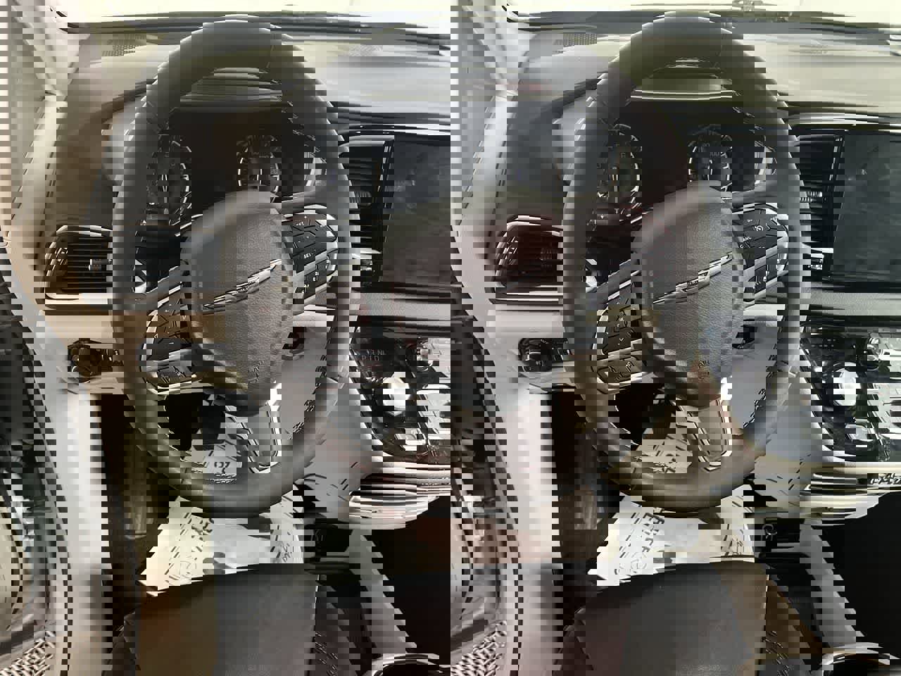 Used 2024 Chrysler Pacifica Touring-L image 16