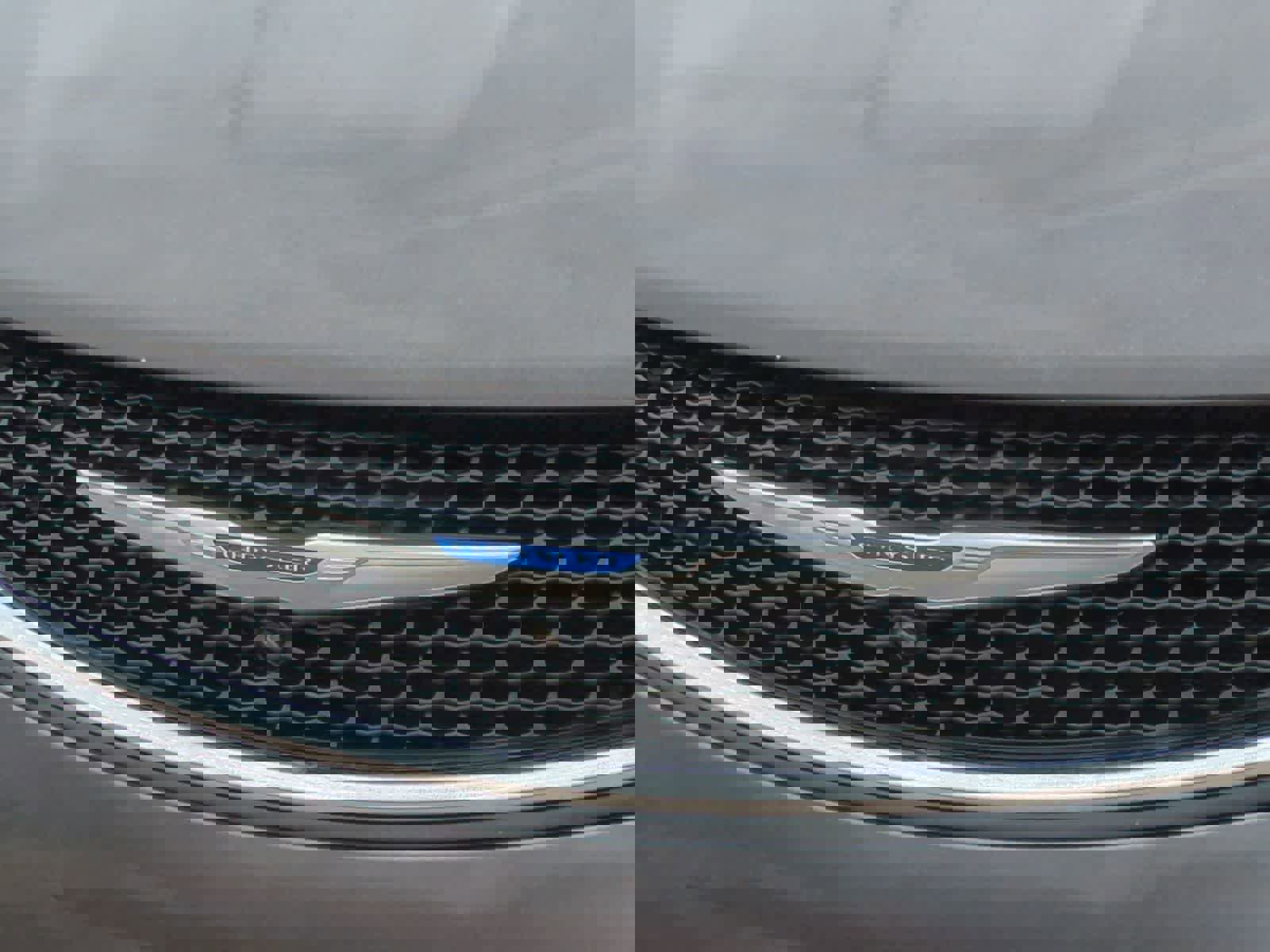 Used 2018 Chrysler Pacifica Limited w/ Tire & Wheel Group FWD image 12