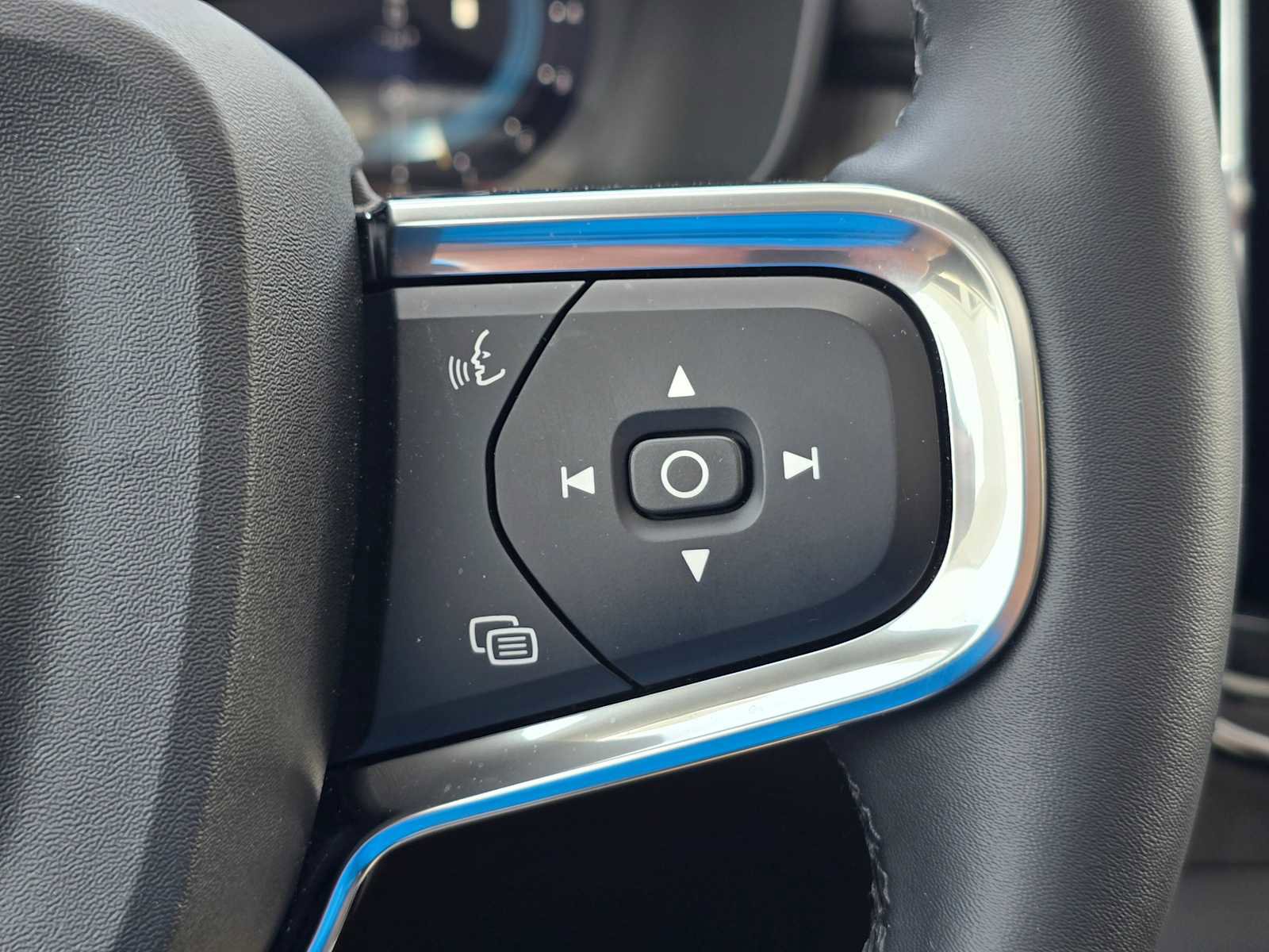 Certified 2024 Volvo XC40 B5 Plus image 29