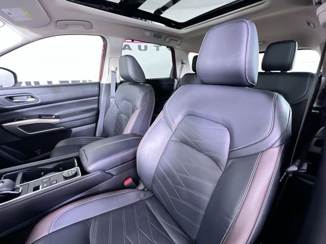 Used 2023 Nissan Pathfinder Platinum image 11