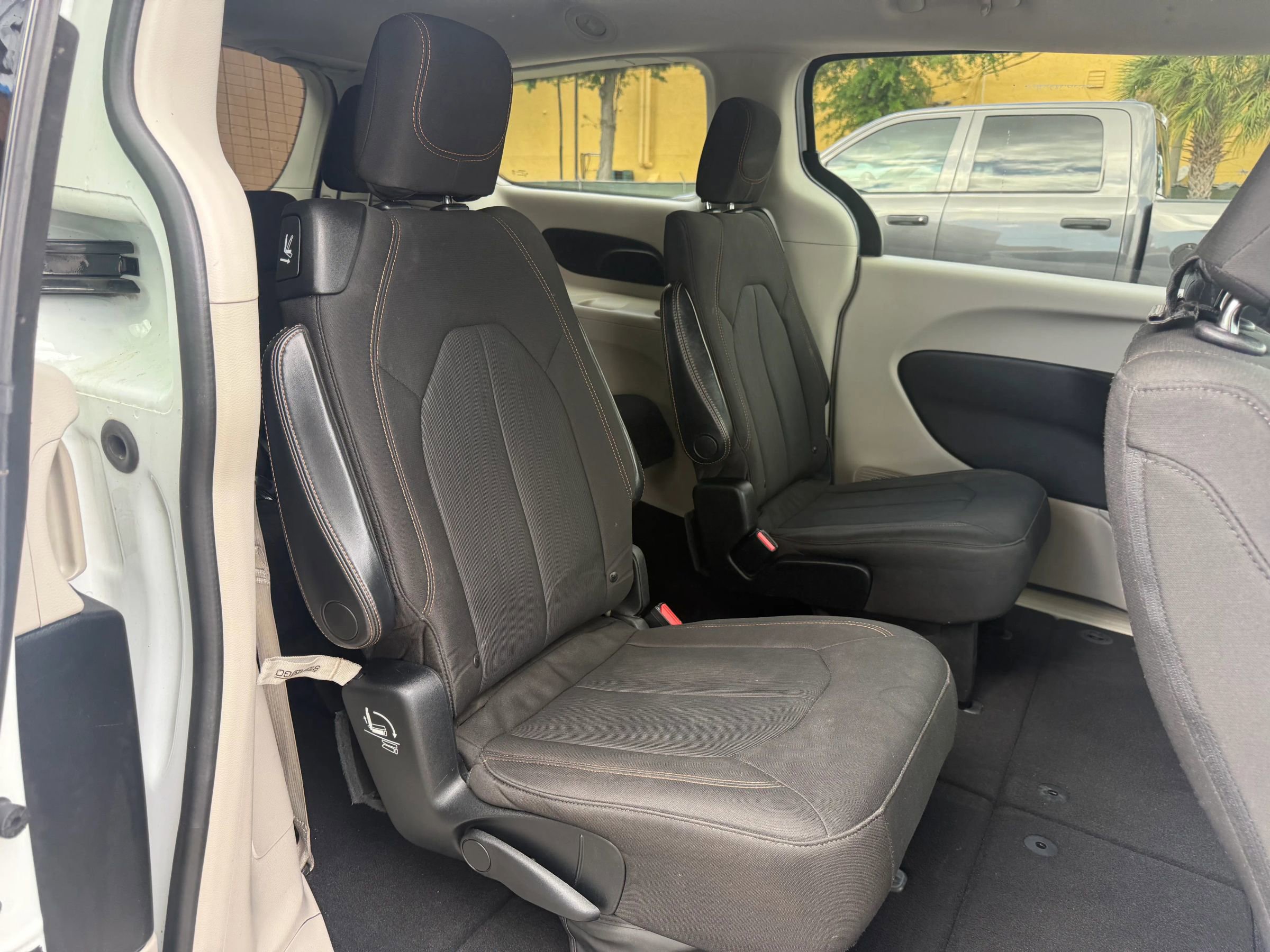 Used 2017 Chrysler Pacifica Touring FWD image 17