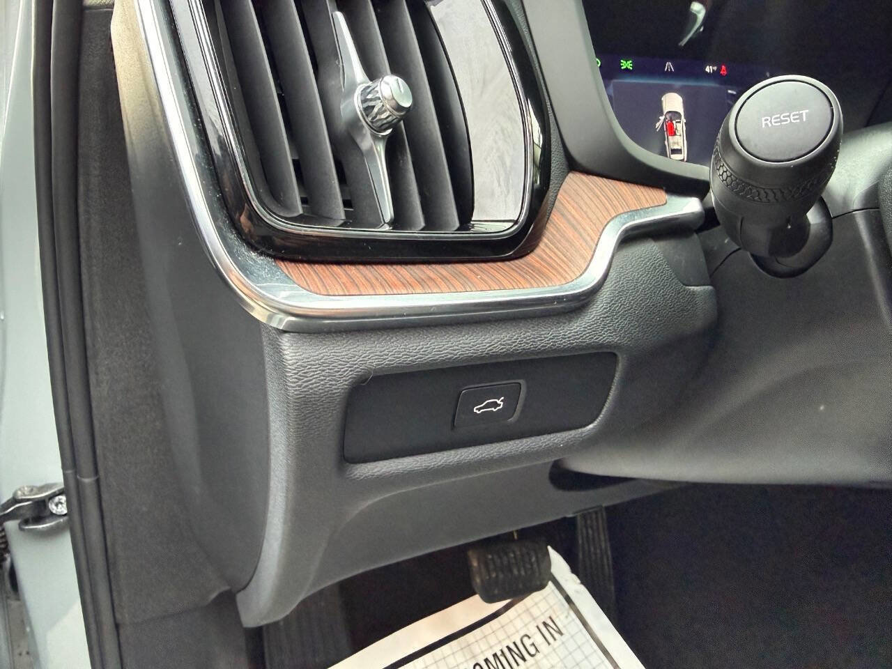 Used 2025 Volvo V60 B5 Cross Country Plus image 18