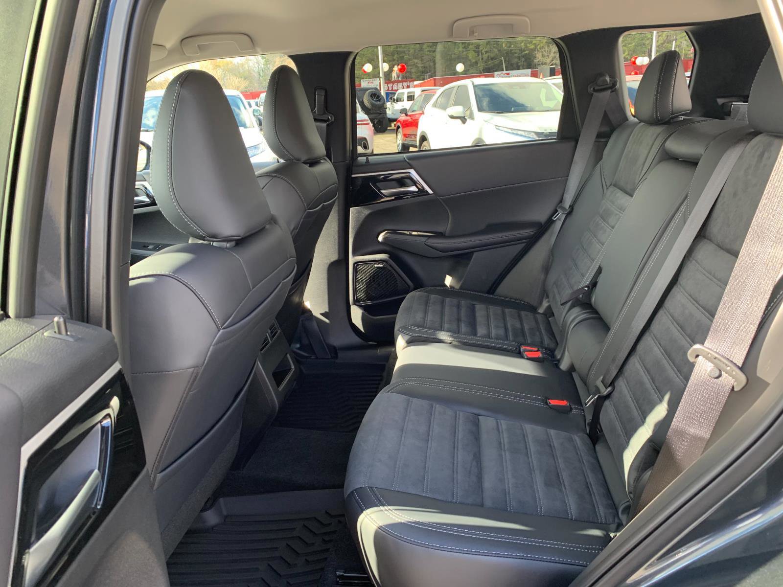 New 2025 Mitsubishi Outlander SE image 18