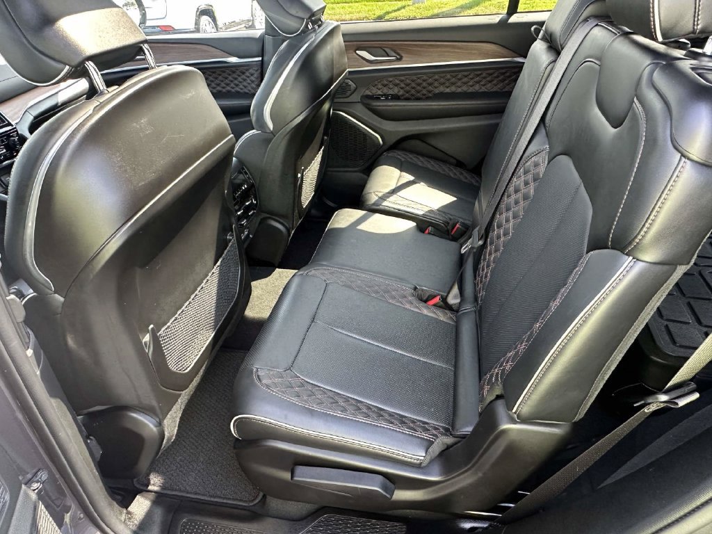 Used 2023 Jeep Grand Cherokee L Summit AWD/4WD image 12