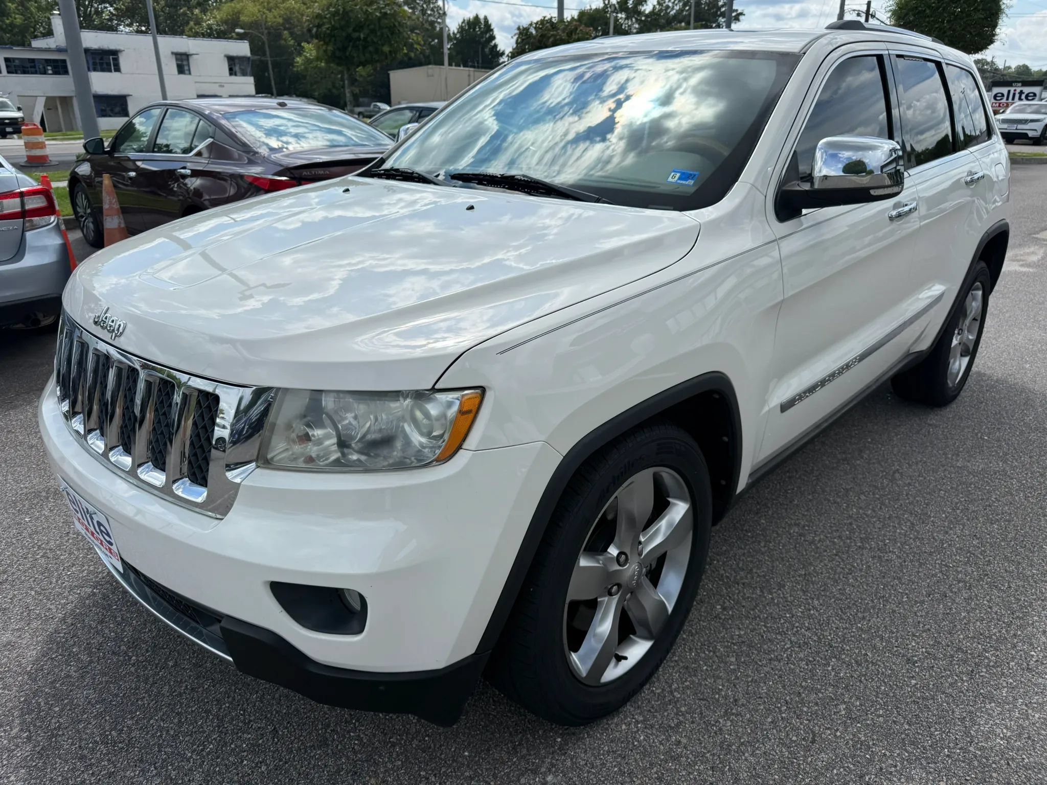 Used 2011 Jeep Grand Cherokee Overland AWD/4WD image 3