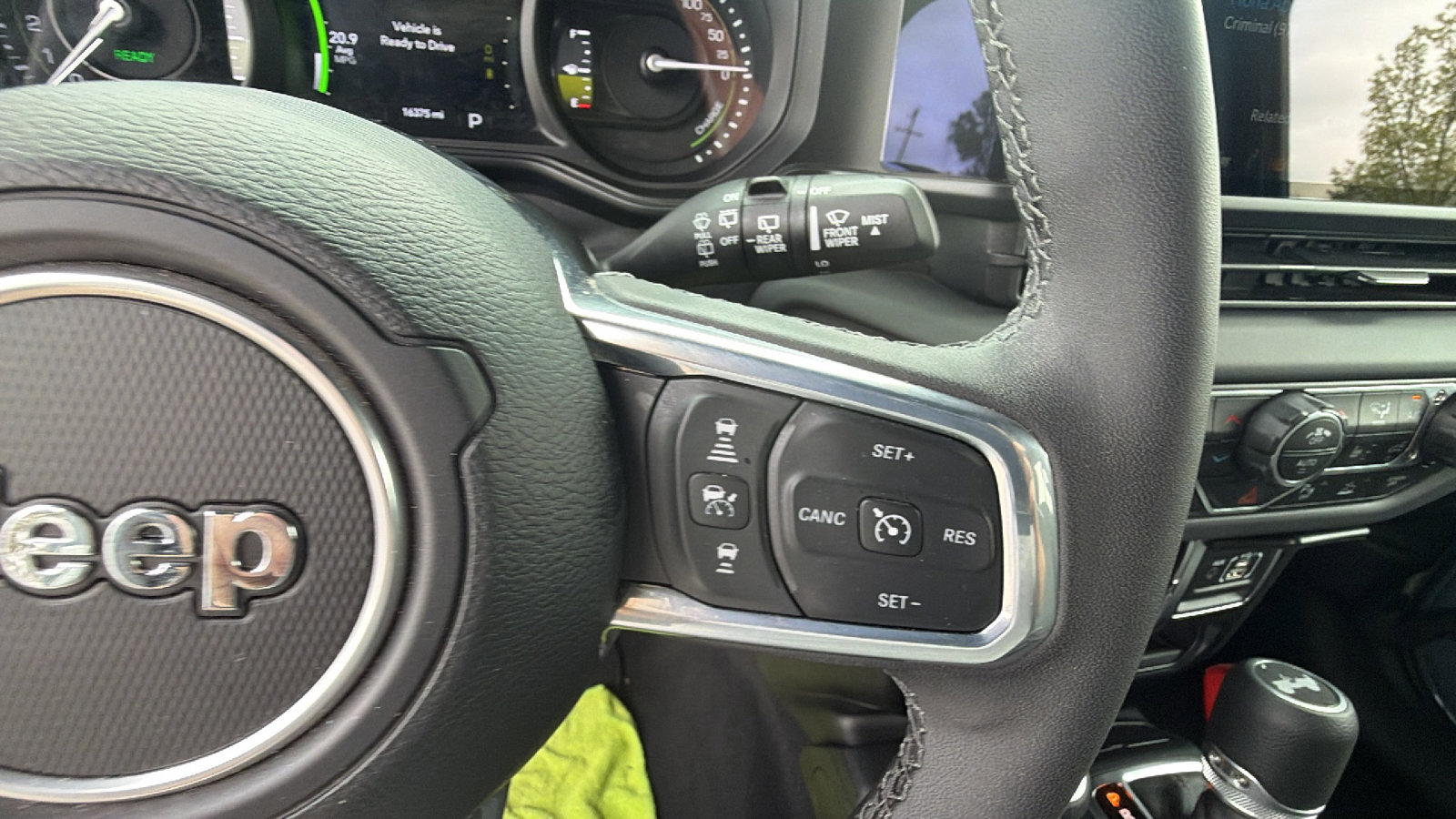 Used 2025 Jeep Wrangler Sahara w/ Safety Group image 28