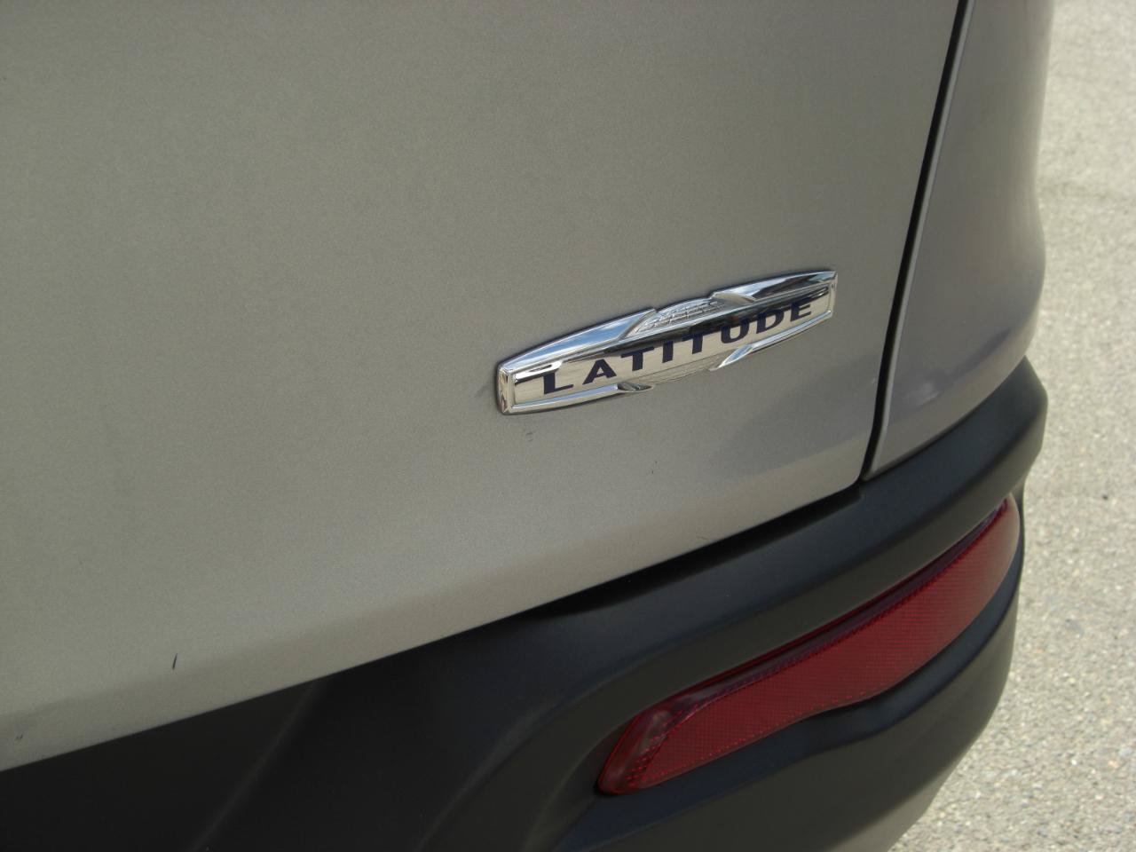 Used 2015 Jeep Cherokee Latitude FWD image 13