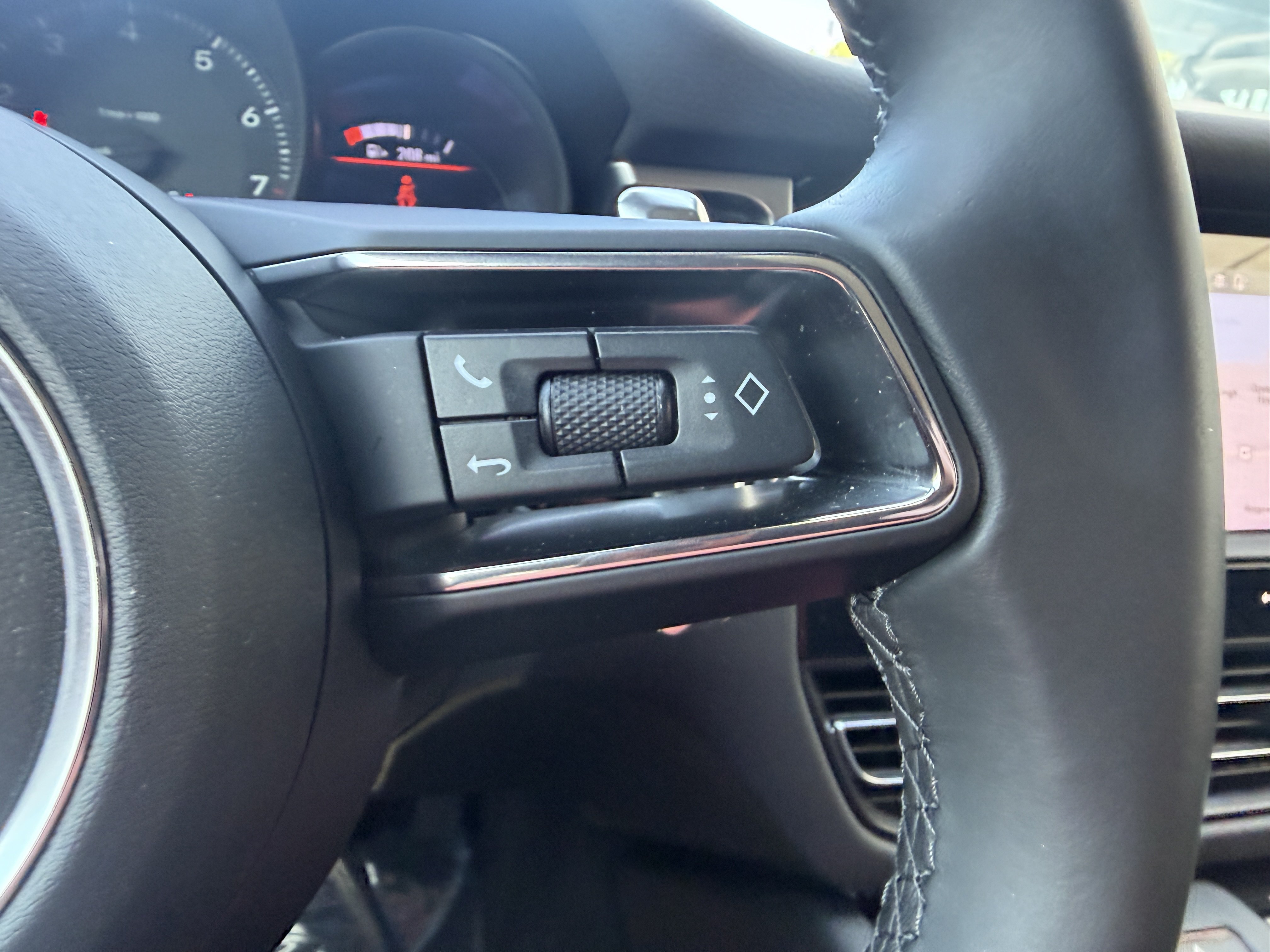 Certified 2024 Porsche Macan AWD/4WD image 32
