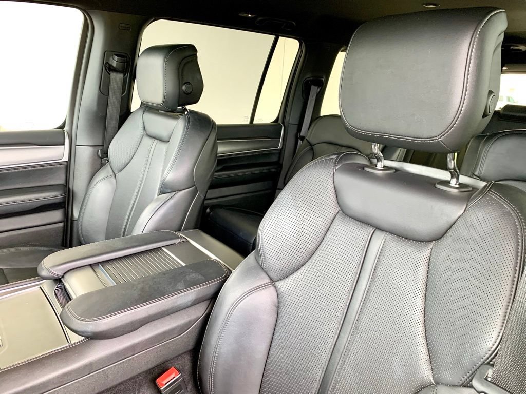 Used 2025 Jeep Wagoneer L Series II AWD/4WD image 16
