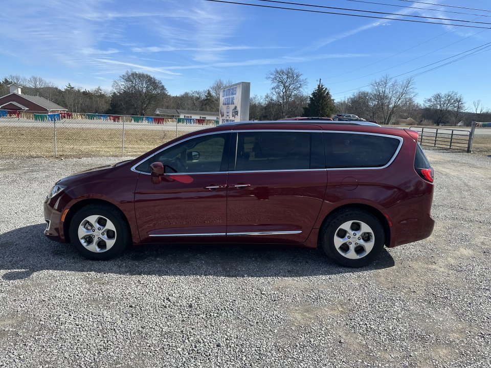 Used 2017 Chrysler Pacifica Touring-L Plus w/ Advanced Safetytec Group FWD image 8
