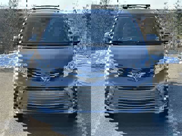 Used 2020 Toyota Sienna XLE image 32