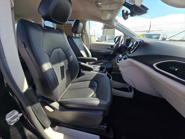 Used 2024 Chrysler Pacifica Touring-L FWD image 11