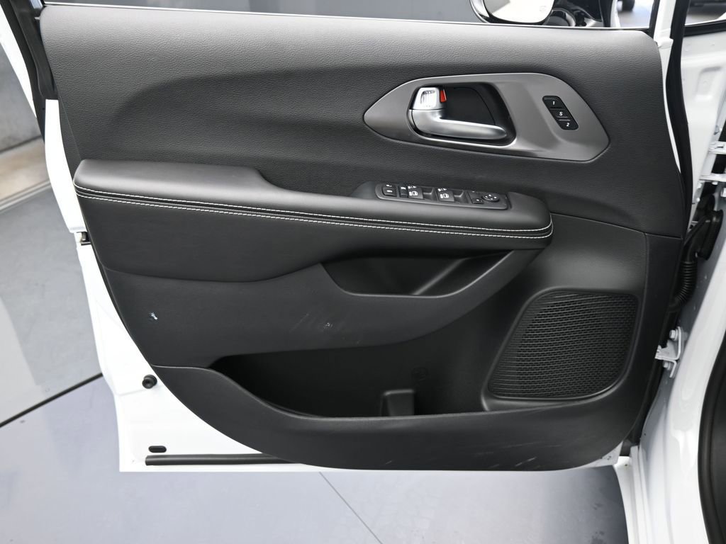 New 2026 Chrysler Pacifica Select image 13