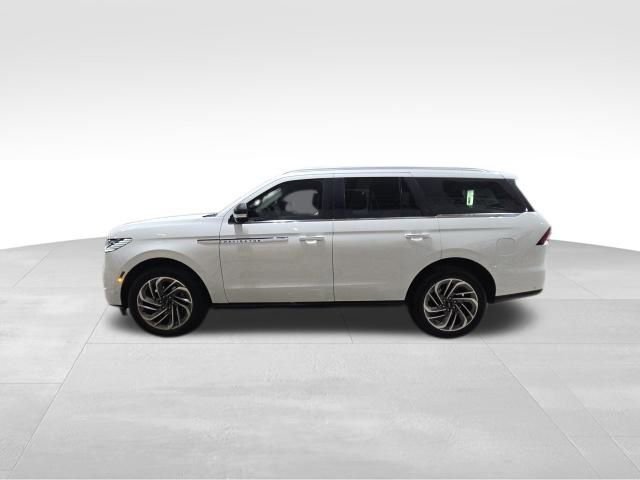 Used 2025 Lincoln Navigator Reserve AWD/4WD image 4