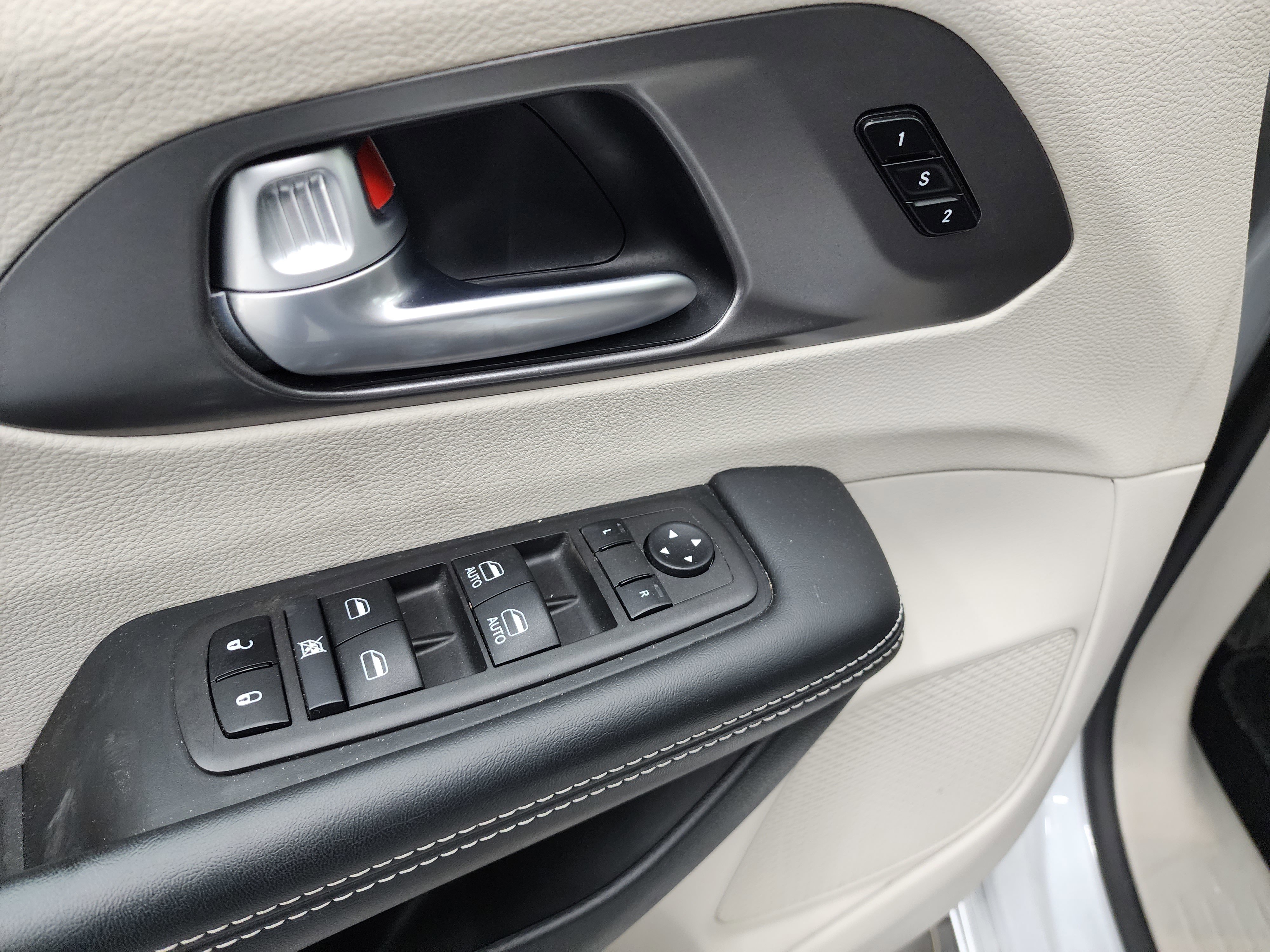 Used 2024 Chrysler Pacifica Touring-L image 45