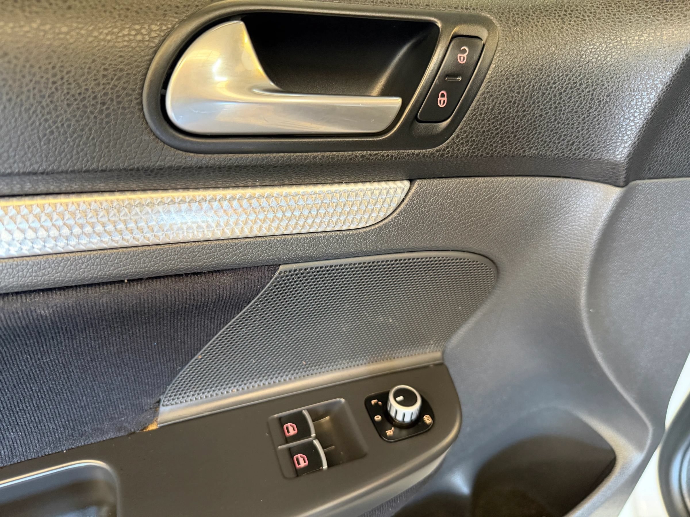 Used 2008 Volkswagen R32 AWD/4WD image 9