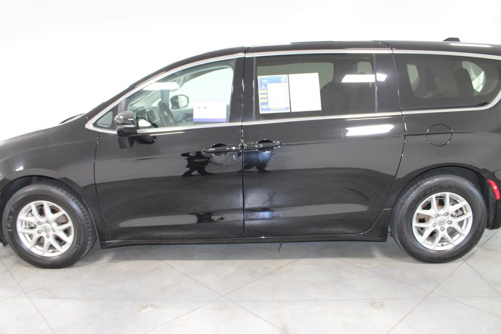 Used 2024 Chrysler Pacifica Touring-L image 7