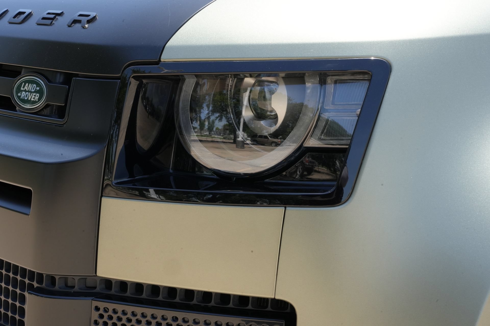 Used 2025 Land Rover Defender 110 X AWD/4WD image 28
