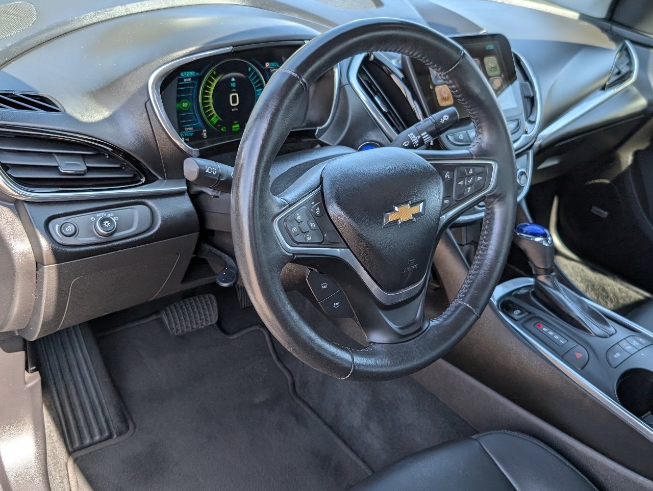 Used 2017 Chevrolet Volt Premier w/ Driver Confidence Package FWD image 14