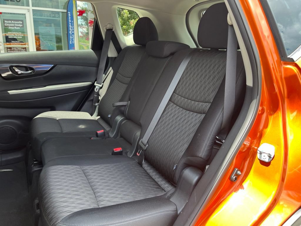 Used 2017 Nissan Rogue SV AWD/4WD image 16