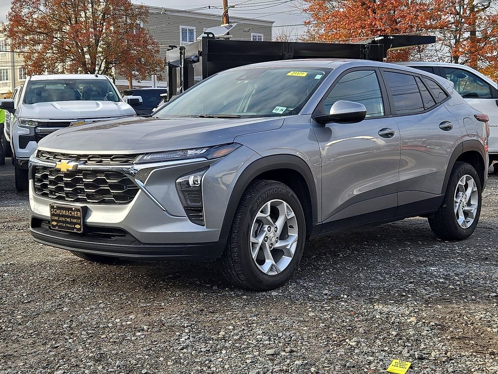 Used 2024 Chevrolet Trax LS w/ LS Convenience Package image 3