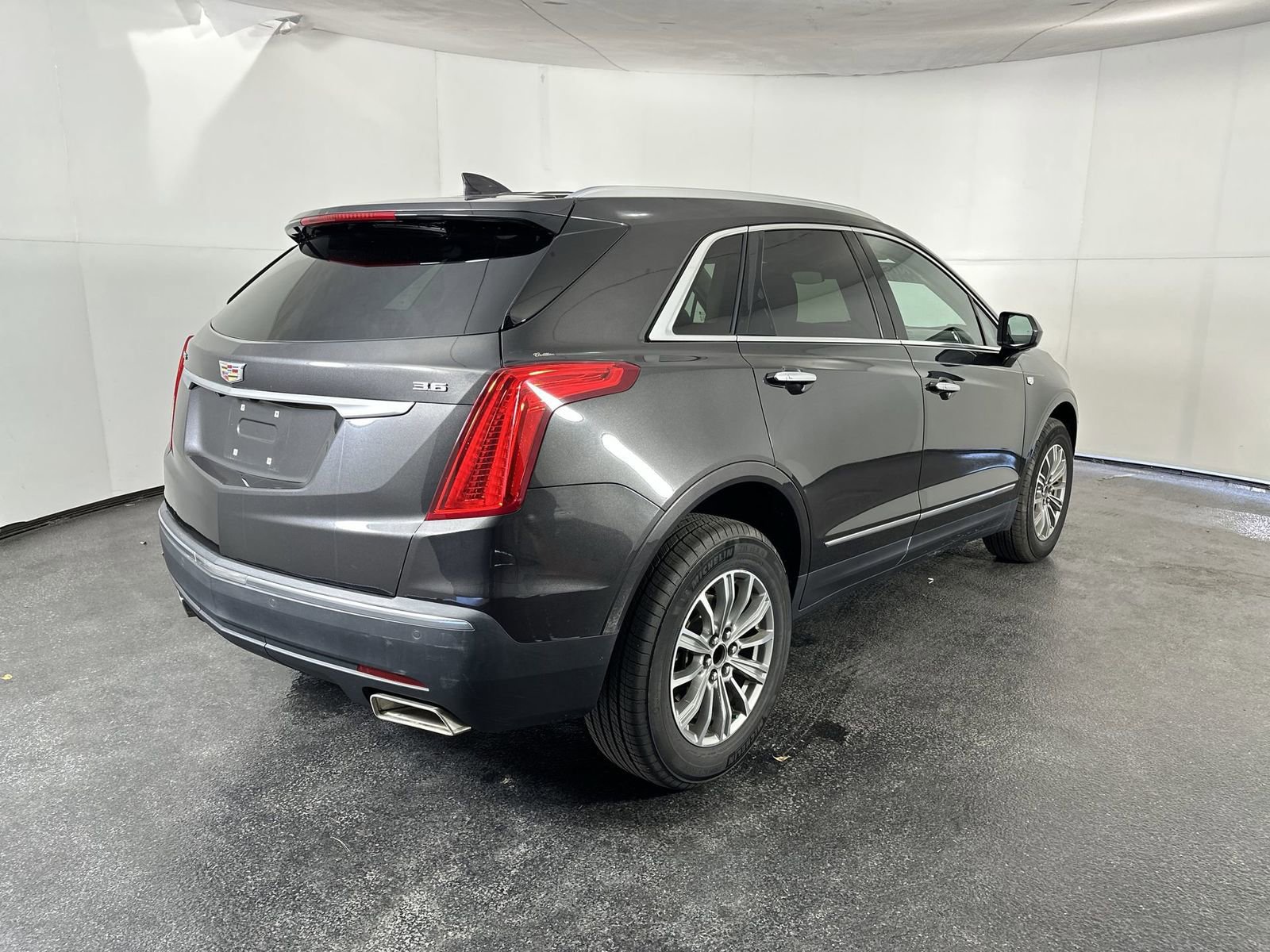 Used 2017 Cadillac XT5 Luxury w/ Driver Awareness Package image 11