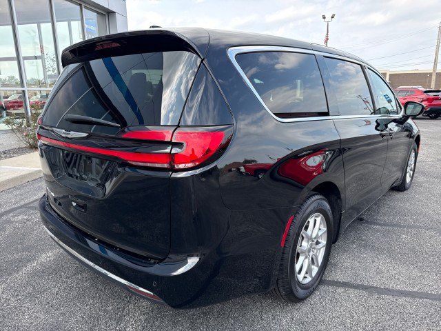 Used 2025 Chrysler Pacifica Select FWD image 3