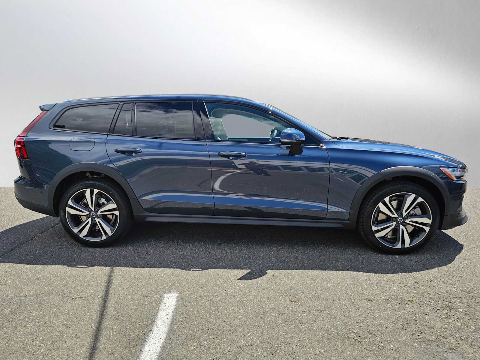 New 2026 Volvo V60 B5 Cross Country Plus w/ Protection Package Premier AWD/4WD image 2