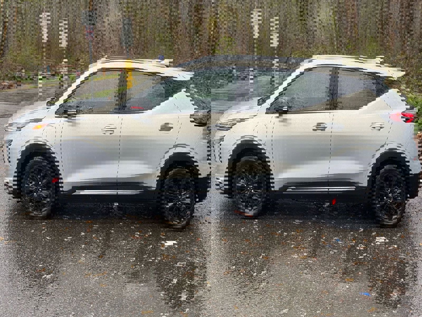 Used 2023 Chevrolet Bolt EUV Premier w/ Redline Edition FWD image 5