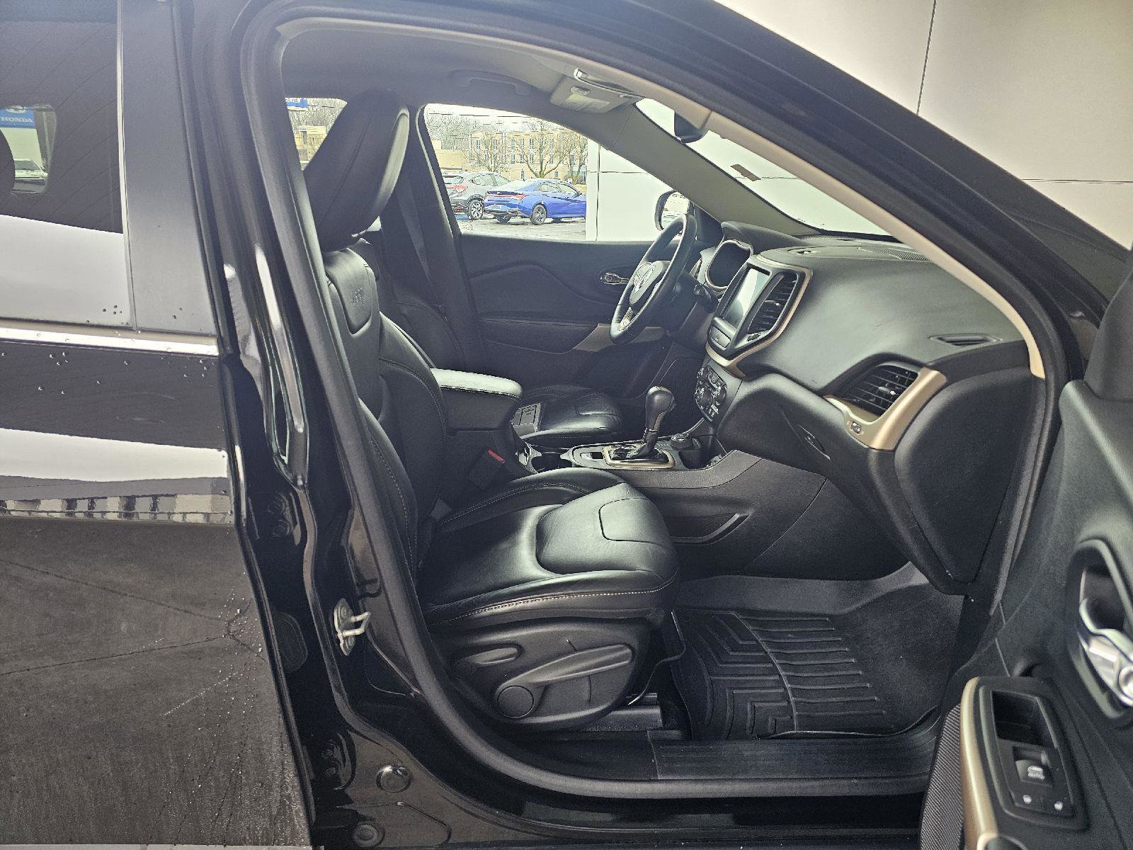 Used 2017 Jeep Cherokee Limited image 12