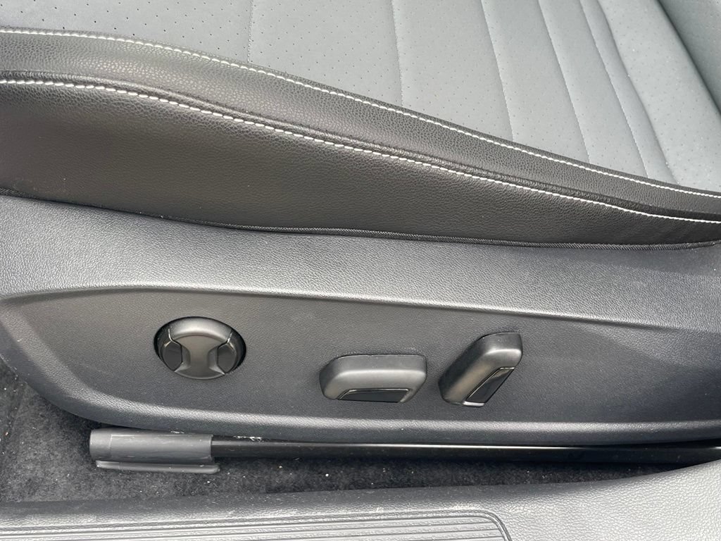 Used 2025 Volkswagen Jetta SE FWD image 11