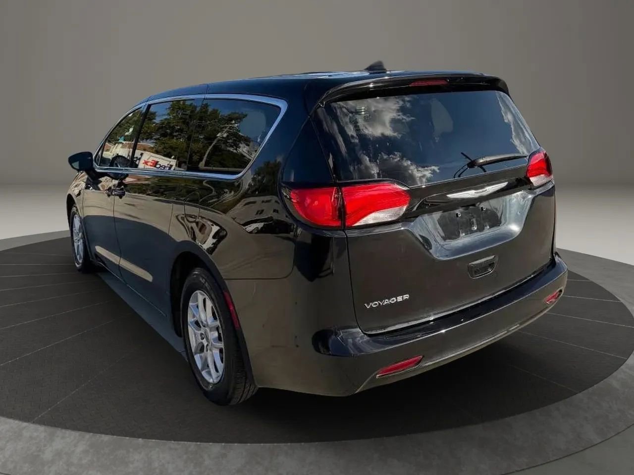 Used 2023 Chrysler Voyager LX FWD image 8
