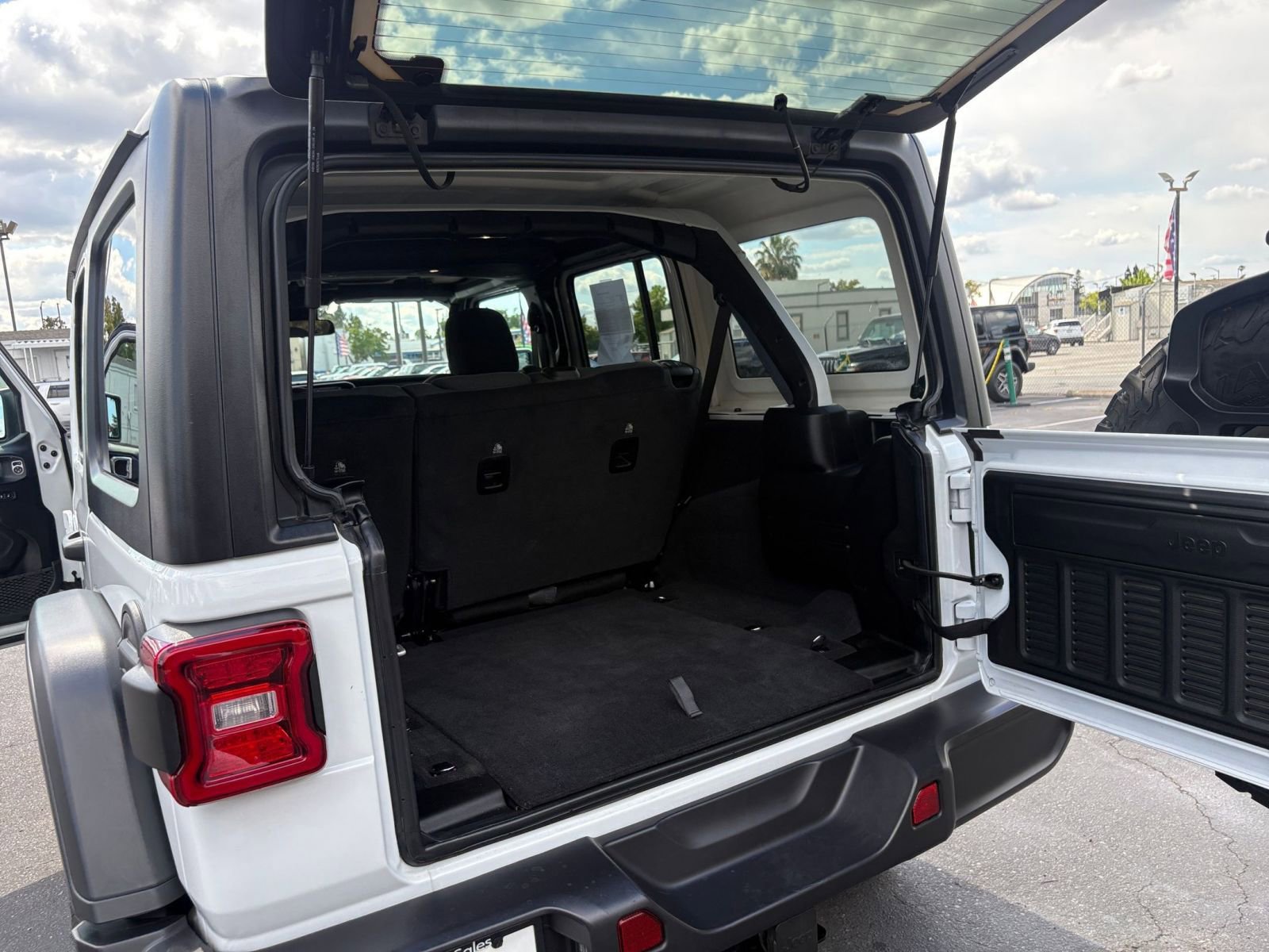 Used 2025 Jeep Wrangler Unlimited Rubicon AWD/4WD image 30