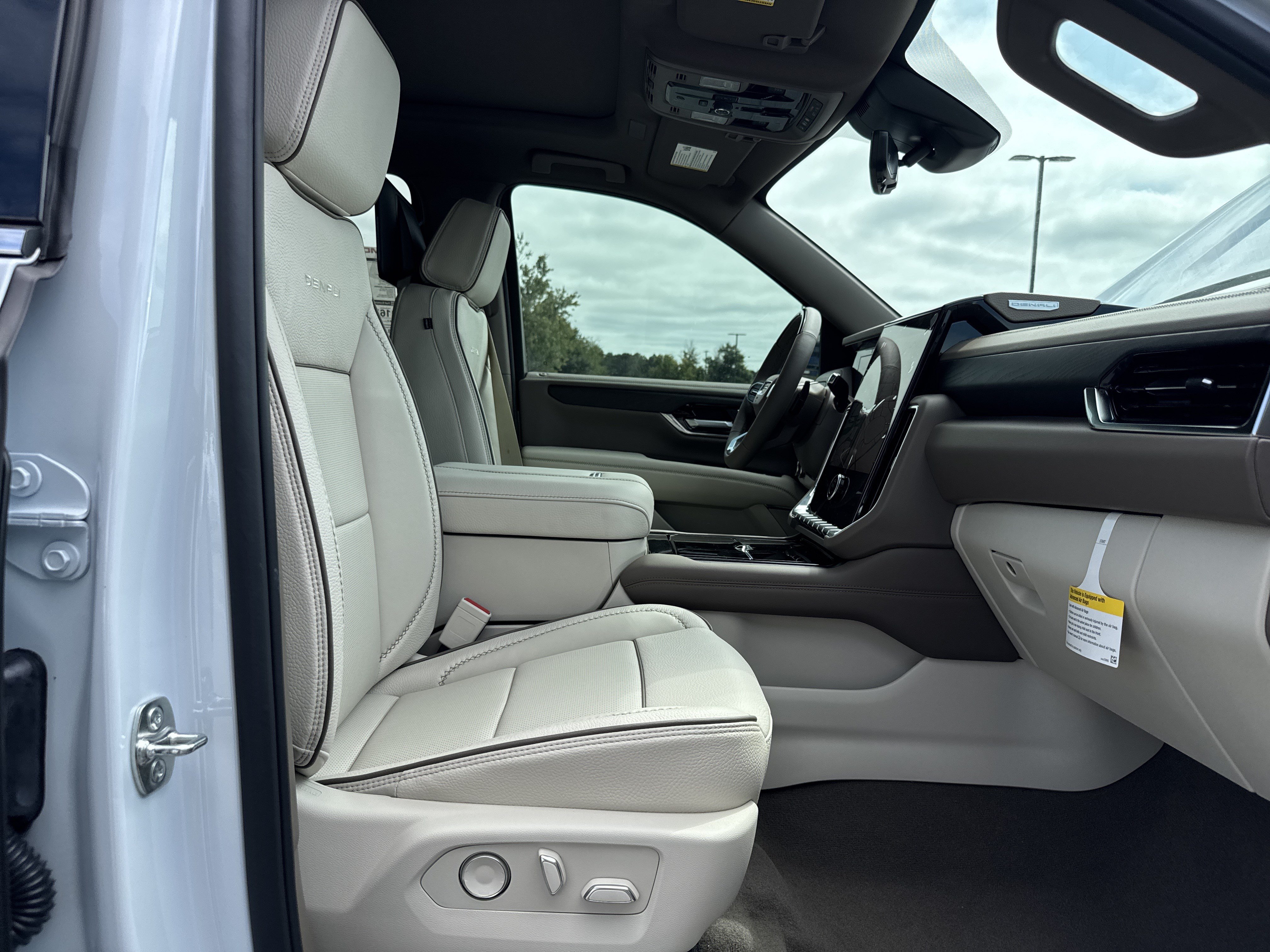 New 2026 GMC Yukon XL Denali w/ Denali Reserve Package RWD image 35